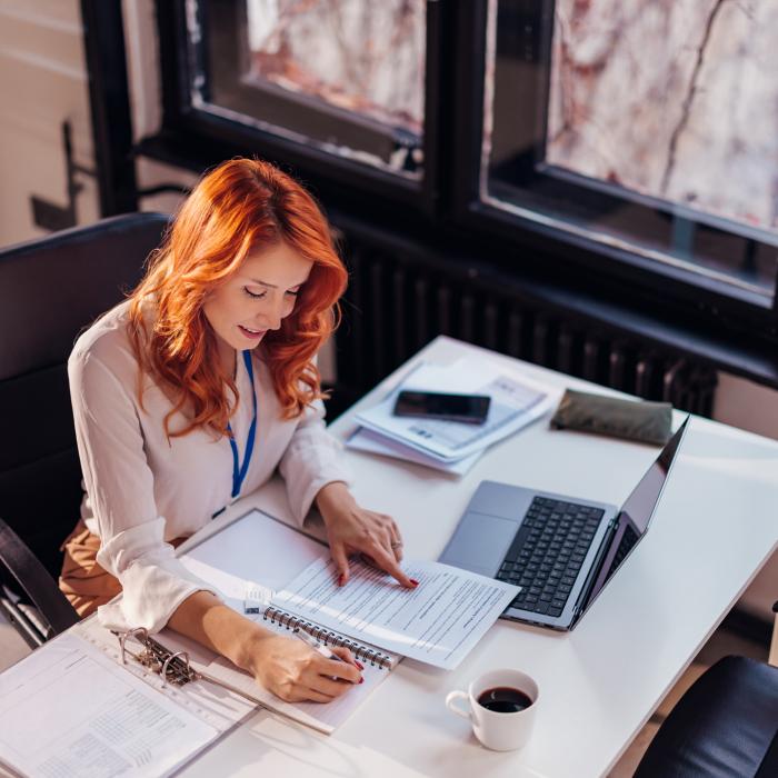 Studentessa UniBg in Comunicazione, Informazione, Editoria mentre scrive al computer