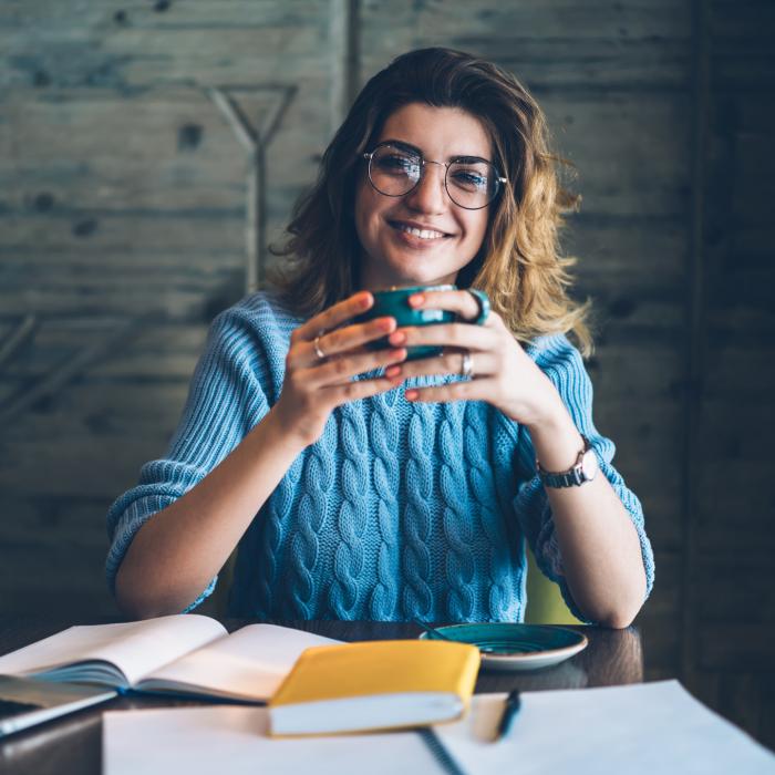 Studentessa UniBg in culture umanistiche che studia bevendo un caffè