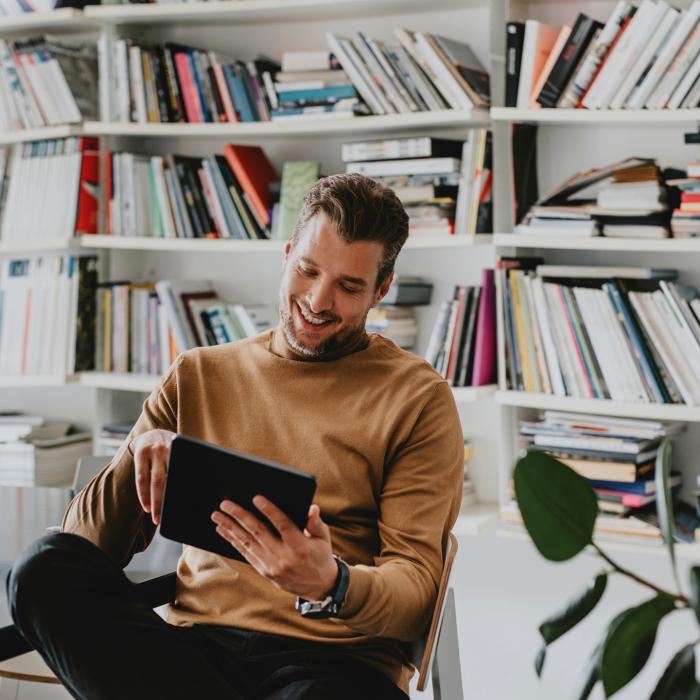 Studente UniBg di Filosofia, Scienze, Società che consulta un testo Studente UniBg di Filosofia, Scienze, Società che consulta un testo